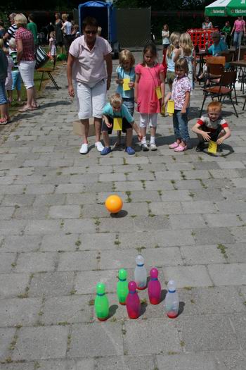 Resize of kinderzeskamp (45) 17062009 Kegelen op de tegels voor het dorpshuis. Het bleek nog niet eens zo gemakkelijk...