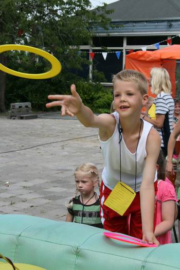Resize of kinderzeskamp (82) 17062009 Diverse activiteiten zoals het ring gooien, enthousiasme troef! En blije gezichten!