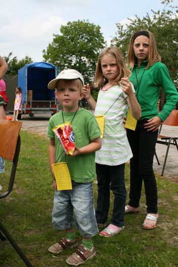 Resize of kinderzeskamp (86) 17062009 En als je dan toch moet wachten, dan kun je er maar beter voor zorgen dat de brandstoftank wordt gevuld! Chips? Altijd lekker...
