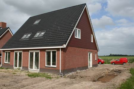 Bij deze starterswoning, huisnummer 16, wordt alsnog een garage gebouwd. 