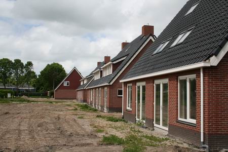 De keurig geëgaliseerde erven aan de westkant van de  Kooihuizen. 