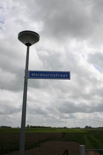 Resize of Meidoornstraat 22062009 Het straatnaambord aan de lantaarnpaal, wijzend naar het zuiden. Maar de andere kant heet ook Meidoornstraat....