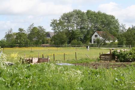 Blik en lens gericht op boerenbedrijf Schuiringa en voormalig arbeidershuis(je), post Touwslagersbaan... 