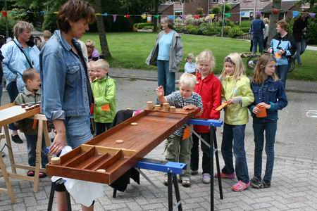 Het aloude sjoelen maakte ook deel uit van het spellencircuit; Raymond aan schuif... 