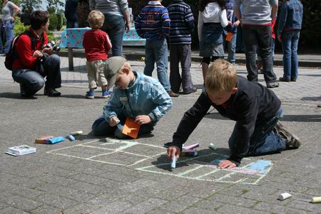 Schroom overwonnen, pleinkrijt in de hand, trek je maar niks aan van al die kijkers... 