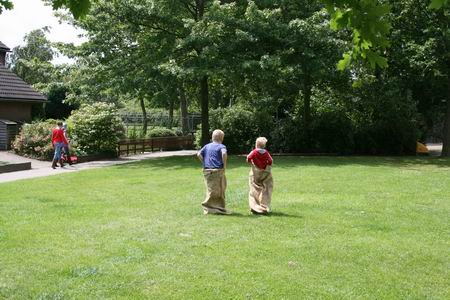 Afscheidsbeeld: zon, ruimte, en twee jeugdige zaklopers op dat grote grasveld: straatspeelmiddag Noordhorn 2009! 
