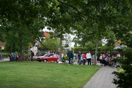 Beeld van de straatspeelmiddag aan de Noordhorner Borgweg, gezelligheid troef! 