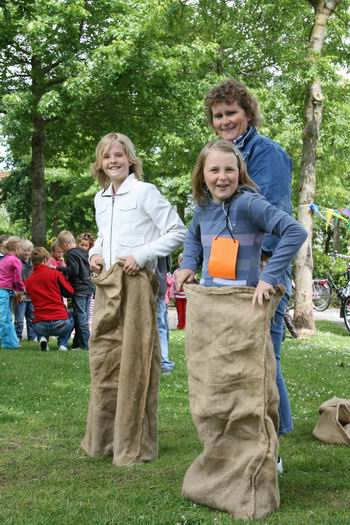 Kijk eens hoe die jutezak mij staat? Twee jongedames enthousiast aan het zaklopen... 
