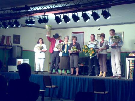 Een telefoonfoto, na afloop van de voorstelling. Van links naar rechts: Anneke Bronwijk, Mark Postema, Margriet van der Molen, Annie Kazemier, Jan Geertsema (inspiciënt), Gré de Valk (souffleuse), Dirk Vos. Met dank aan Rob Schuur! 