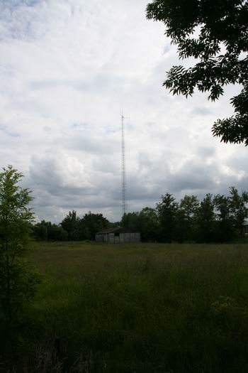 Desolaat weiland aan de westkant van de N355, de schuur staat leeg, de GSM-zendmast lijkt een verdwaalde wachter... Verwaarlozing tot.....???  