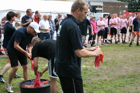 Vindingrijkheid, ook dat was aanwezig op deze zeskamp. Een poging met twee handschoenen meer water aan de overkant te krijgen. Succesvol? 