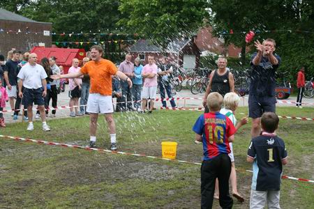 Hilariteit hoort bij een zeskamp. Op de een of andere manier vinden we het leuk, als er iets (met anderen) misgaat... En rondvliegend water verhoogt het genoegen! 