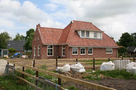 Resize of Zwama (2) 22062009 Het fraai gelegen huis van de familie Zwama aan de onevenkant, rust en (paarden)ruimte!