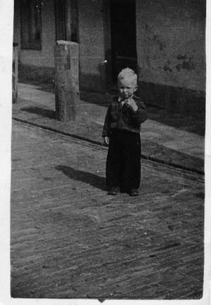 Wie is dit? Waar is het jongetje gefotografeerd?