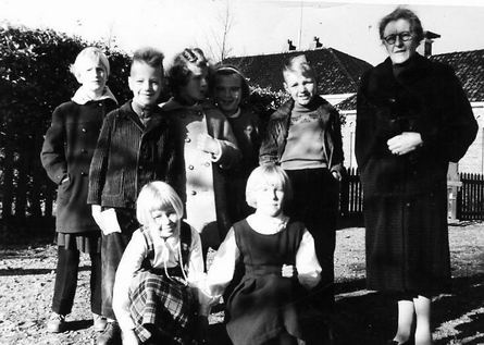 Zondagschoolkinderen en een juf: Wie o wie??? En waar?