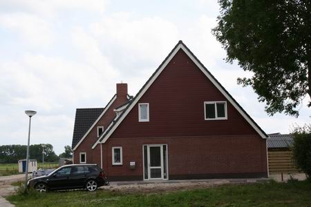 De noordkant van de Meidoornstraat, ook de zijkant van de starterswoning ziet er nu (goed) uit 