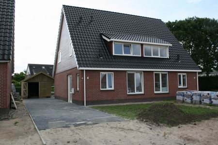 De starterswoningen 2 en 4, anders bekeken. Met groeiende oprit, houten berging etc. Ieder nestelt zich op zijn eigen manier... 