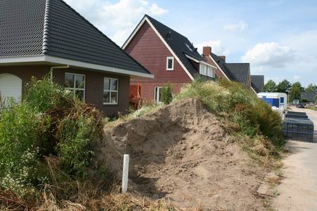 Op de hoek van Meidoorn- en Kastanjestraat is een forse hap genomen uit de bult grond bij Henk Bakkers onderkomen 