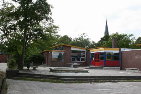 Resize of 20090706_9999_28 De situatie anno 2009. Op de lege plek is de openbare school gebouwd en in 1956 geopend. Na enkele bouwkundige ingrepen drastisch veranderd