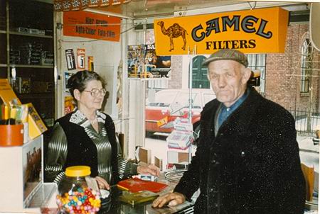 Resize of AaltjeVisser+KvanDijk Klant Klaas van Dijk (kweker) in het winkeltje bij Aaltje Visser, de sigaren al op de toonbank