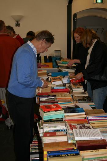 Ook BOEKEN gevraagd voor de 2ehands markt in De Wegwijzer bij de pastorie! (Foto september 2008)