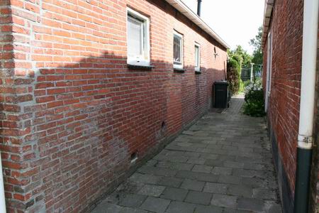 Van dichtbij te zien: de gevel teruggezet, de deuren verwijderd, ramen toegevoegd 