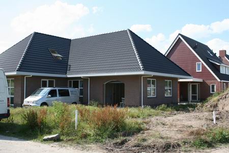 Henk Bakker is met een diversiteit aan vaklui zelf bezig zijn woning bewoonbaar te maken; er is ook een flinke hap uit de bult grond genomen... 