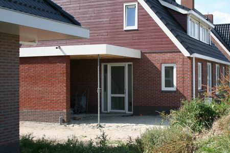 De starterswoningen 16 en 14 zijn (bijna) bewoonbaar; ook de later aangebouwde garage bij 16 nadert de voltooiing 