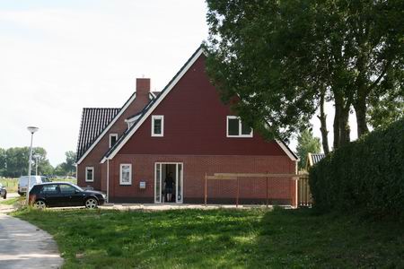 De kop van de Meidoornstraat aan de noordkant, met starterswoningen 2 en 4. Zomer?? Het nestelen vindt volop plaats... 