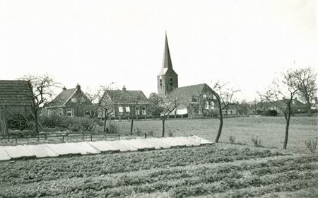Resize of Noordhorn zicht op kerk vanaf ZO tuin LJL De Achterweg + NH Kerk vanaf de achtertuin van Lodewegen; voor 1956, de OLS/OBS is er nog niet