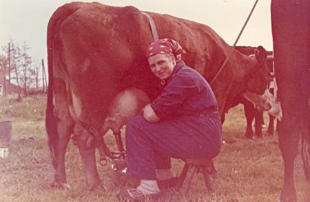 Resize of Overkamp, Tineke, melkend Tineke Overkamp, thuis helpend met het melken van koeien