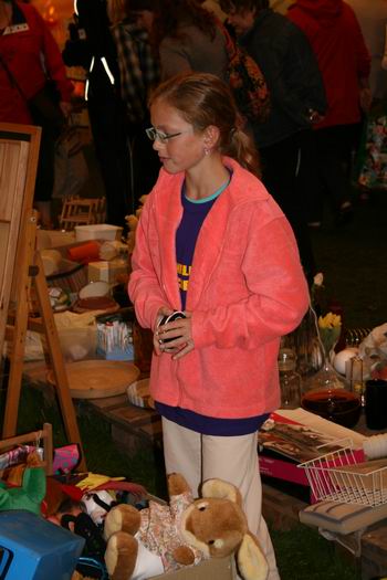 Talentrijke verkoopster te midden van diverse artikelen in de grote tent, september 2008 