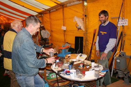 Ontspannen sfeer tijdens de transacties op de rommelmarkt in 2008