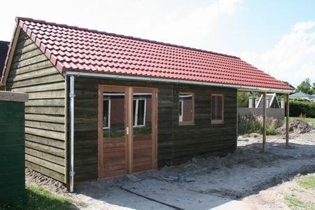 In twee dagen tijd extra-bergruimte voor de familie Boekel (nummer 12), achter in de tuin 