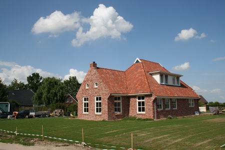 Het fraaie Zwamalandhuis op een ruim stuk grond; inmiddels maakt het gazon rijvaardigheid op een zitmaaier gewenst... 