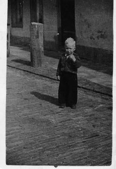 Een jonge Tjeert voor het molenhuis