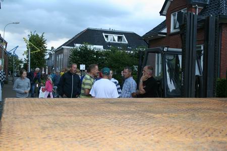 Een leeg startplatform, deelnemers en medewerkers in afwachting van .... 