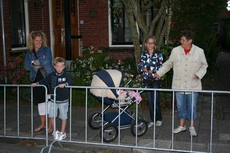 Publieke belangstelling was er wel, maar helaas niet in grote getale; de verhouding hekken-kijkers viel in het voordeel van de eerste uit.... 