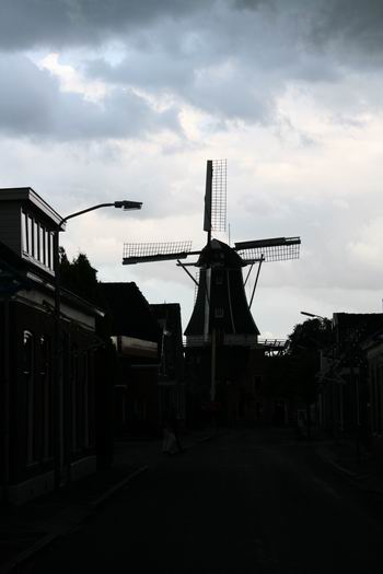 Zo'n duister Langestraat-decor met die fraaie molen op de achtergrond... Elke omstandigheid haar eigen mooiigheid...