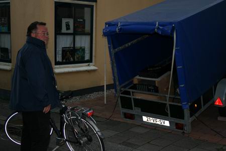 Finish-official Jan Geertsema (en geluidstechnicus van dienst) verhoogde het aantal decibels in een laatste poging de regenbuien een andere koers te doen varen. Helaas... 