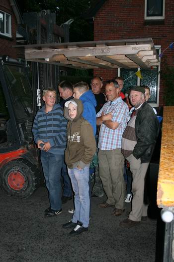 En dan resteert er niet veel anders dan het zoeken van een droge plek onder plu of afdakje. Effectief? Ik heb het niet afgewacht...