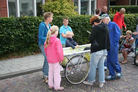 Ook een badkuip kan worden omgebouwd tot zeepkist, hier wordt er een ingeschreven en op veiligheid gecontroleerd 
