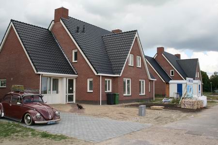 Huize Boekel (nummer 12) in afwachting van de verhuizers; links een starterskever, rechts nog leegstaande landhuizen wachtend op voldoende kapitaalkrachtige liefhebbers... 