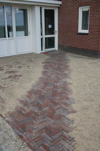 Het paadje naar de voordeur is geveegd bij nummer 12, een hartelijk welkom! 