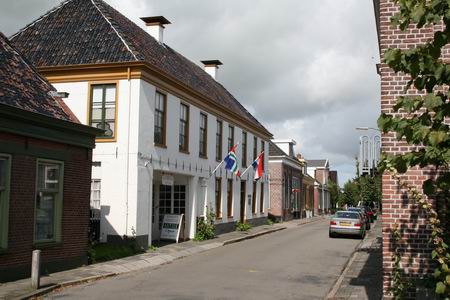 De fraaie trouwlocatie De Gouden Leeuw koestert in alle rust zijn dierbare gasten, de Groninger vlag keurig naast de vaderlandse driekleur 