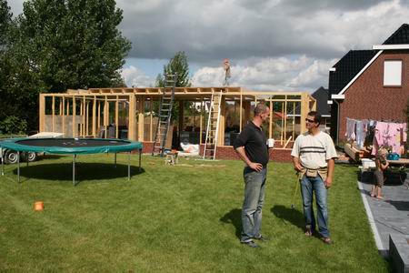Burenoverleg tussen 22 en 24 met de nieuwe garage op de achtergrond