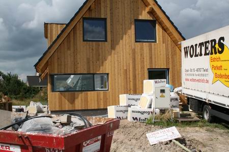 Het Heereshuis wordt voorzien van isolatiemateriaal, een vrachtwagen vol... 