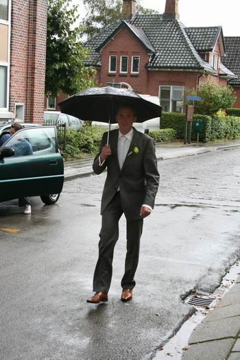 Ja, dan moet je natuurlijk wel lopend terug om je bruid op te halen; trouwen, ook in de kerk, doe je met je tweeën...