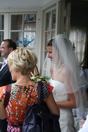 De bruid twijfelde geen seconde aan de terugkeer van haar partner, ontspannen staat ze in de startblokken...