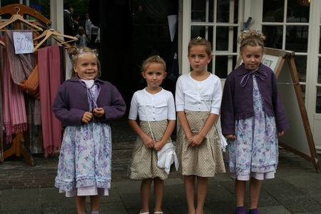 Kom, bruidsmeisjes, even poseren! De een wat meer onder de indruk dan de andere...